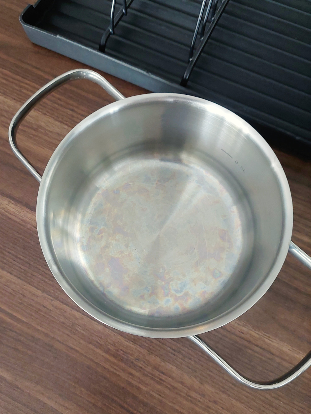 Dno posode pred čiščenjem