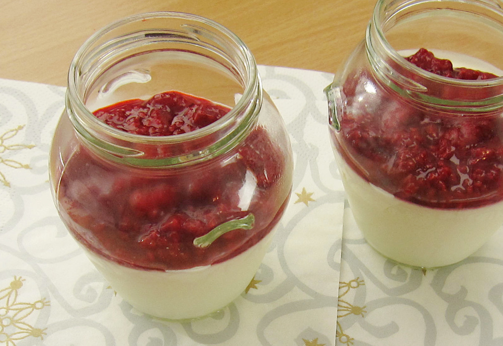 Praznična panakota z jogurtom