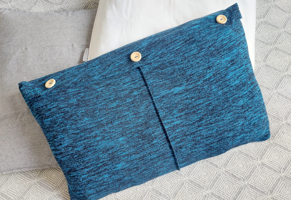 Prevleka za okrasno blazino iz starega puloverja