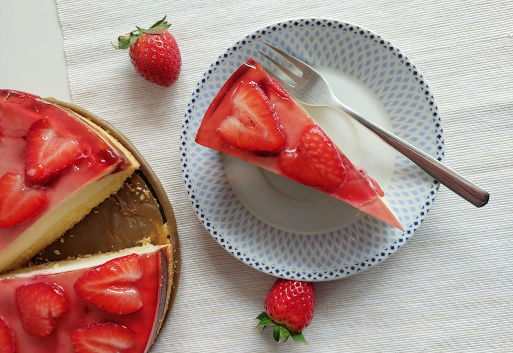 Skutina torta z jagodami