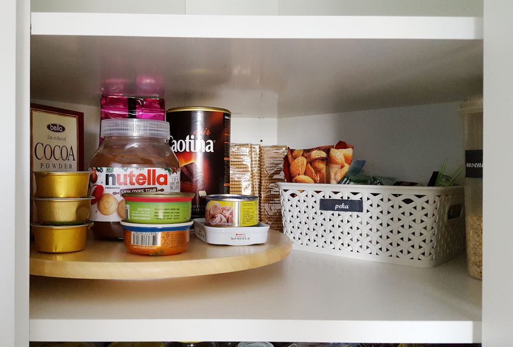 Kotna omara v kuhinji