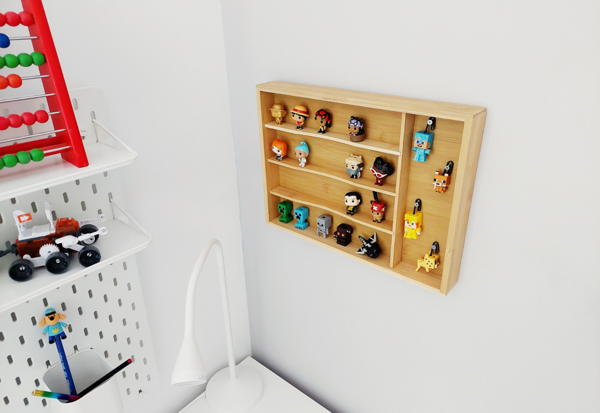 Stenski organizator za figurice